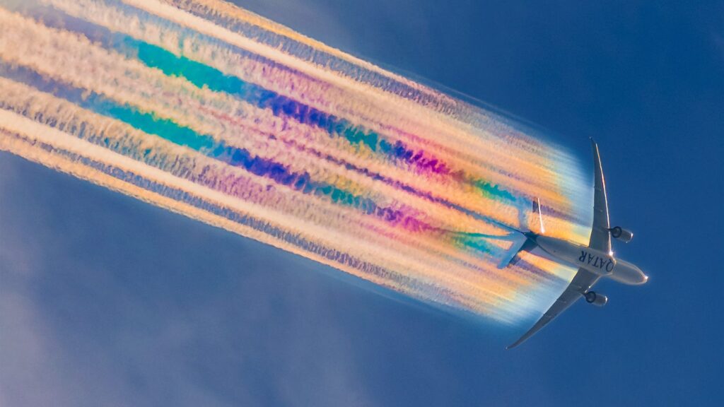 Iridescent wake contrails from a commercial jet