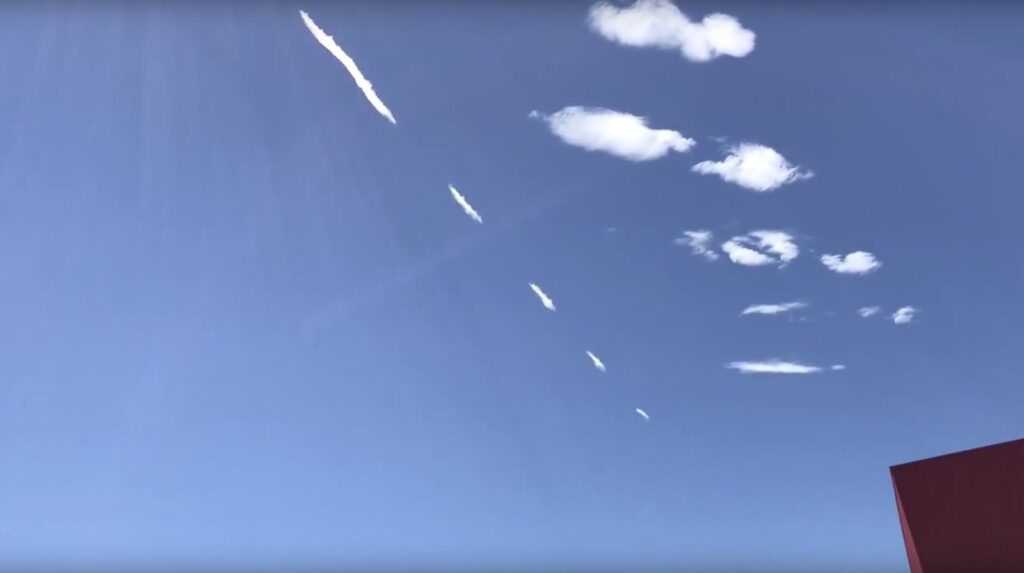 Stop / start contrails caused by changing atmospheric conditions.