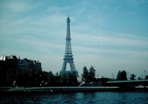 Spreading contrails, Paris, March 31, 1983
