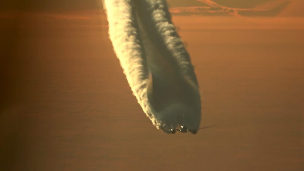 Boeing 787 laying down some thick contrails
