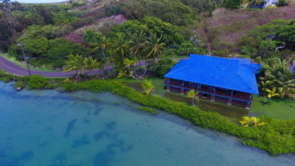 The photo claimed to be Oprah Winfrey's Maui house with blue roof. The house has never belonged to Oprah and is not even on Maui.