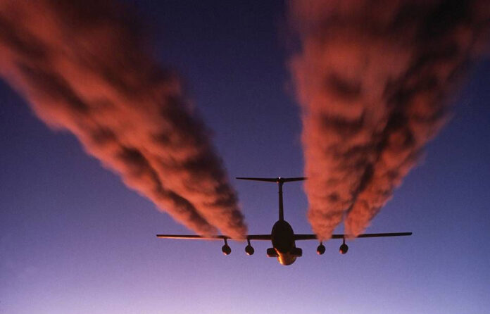 When the sky flips a switch: The Physics Behind Stop–Start Contrails