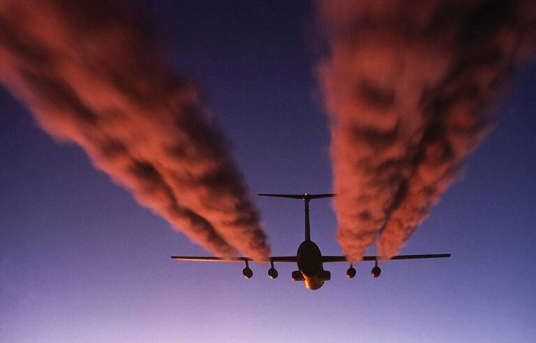 When the sky flips a switch: The Physics Behind Stop–Start Contrails