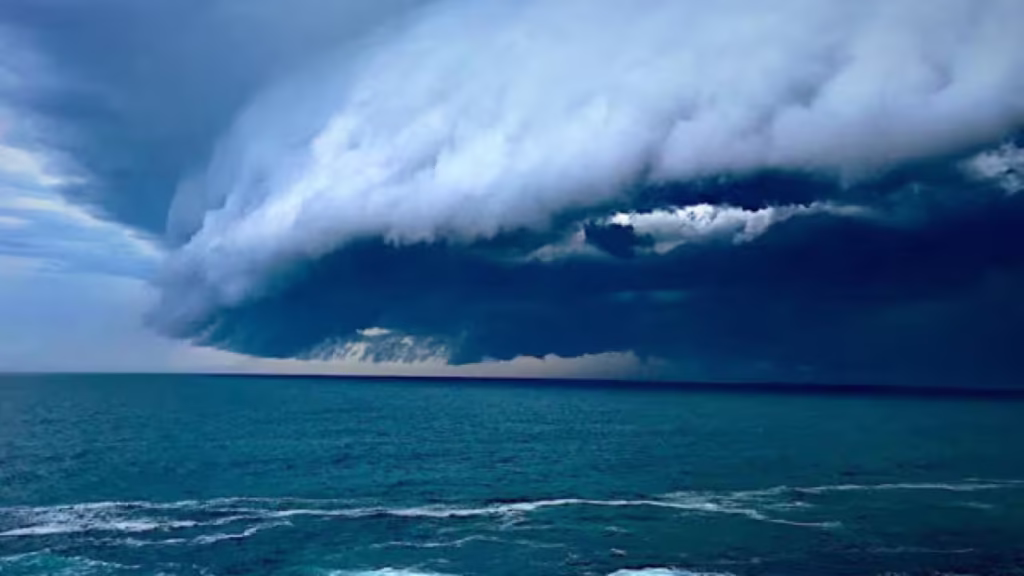 Shelf cloud approaching Sydney